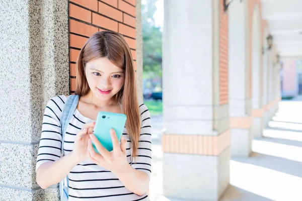 学生使用智能手机 — 图库照片