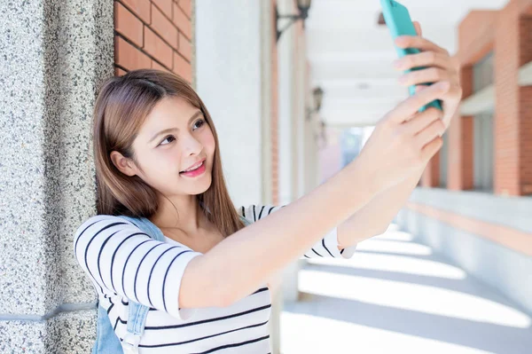 Asiatico studente parlare selfie — Foto Stock