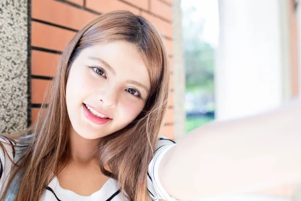 Asya öğrenci Talk selfie — Stok fotoğraf
