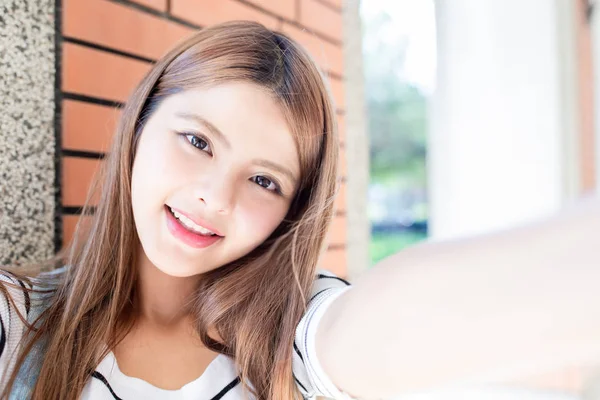 Asiatiska student Talk Selfie — Stockfoto