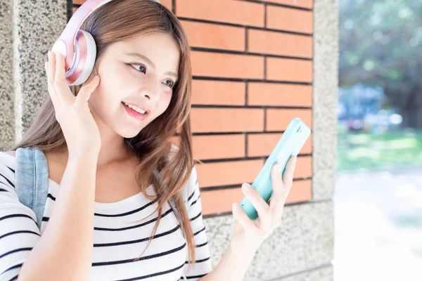 Student listen music with phone — Stock Photo, Image