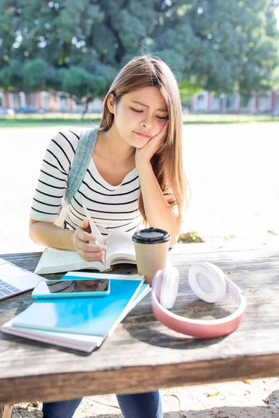 Asiatisk student studerer hardt – stockfoto