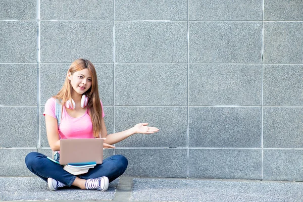 Lo studente usa il computer portatile — Foto Stock