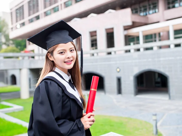 Meisje gratuate glimlach gelukkig — Stockfoto