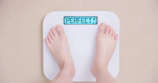 Lose weight concept with scale — Stock Photo, Image