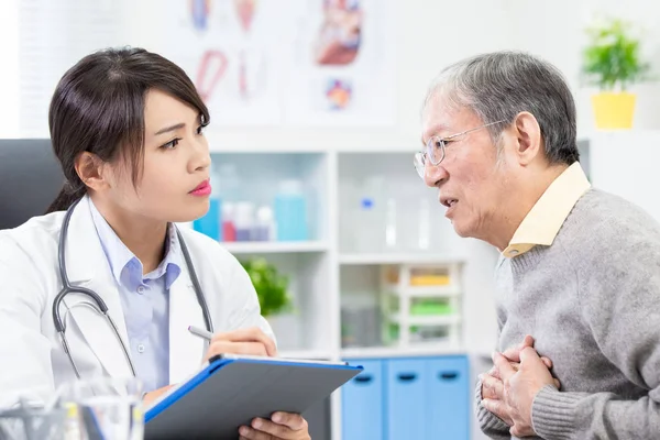 El viejo ve a la doctora. — Foto de Stock