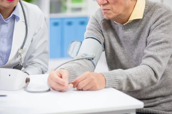 Arzt misst Blutdruck — Stockfoto