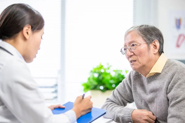 Alter mann sehen frau doktor — Stockfoto