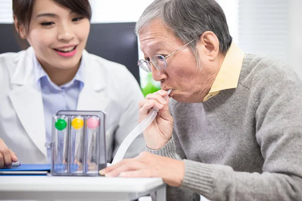 Elder patient has triflow training — Stock Photo, Image