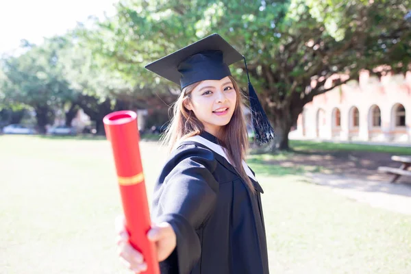 Chica sonrisa gratuita felizmente — Foto de Stock