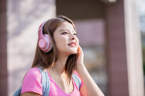 Estudiante escuchar música con teléfono —  Fotos de Stock