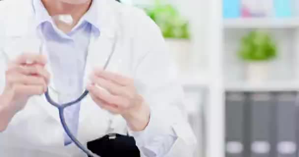 Female doctor do heartbeat check — Stock Video