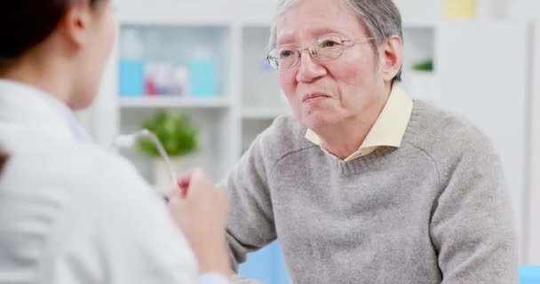 Female doctor do heartbeat check — Stock Video