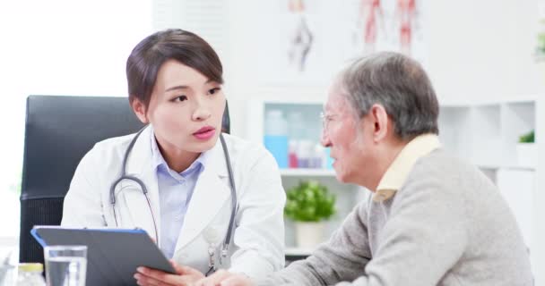 Médecin féminin voir patient âgé — Video