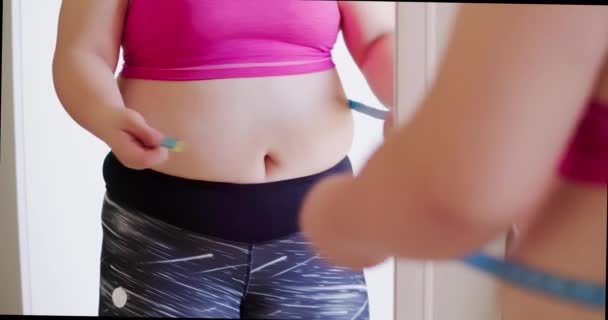 Толстая девушка измерить ее тело — стоковое видео