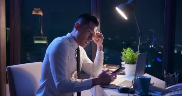 Hombre de negocios deprimido y trabajo cansado — Vídeos de Stock