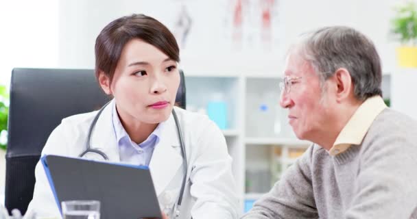 Médico feminino ver paciente mais velho — Vídeo de Stock