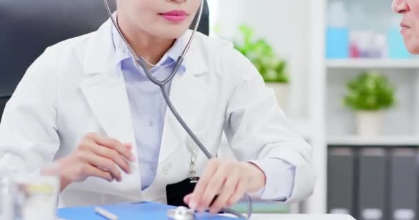 여성 의사는 심장 박동 검사를 할 — 비디오