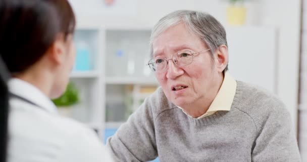 Viejo ver médico mujer — Vídeos de Stock