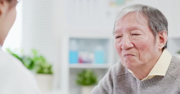 여성 안과 의사는 환자를 참조하십시오 — 비디오