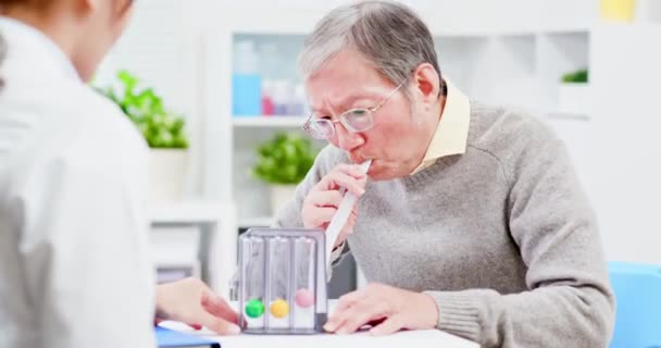 Paciente anciano tiene entrenamiento de triflujo — Vídeo de stock