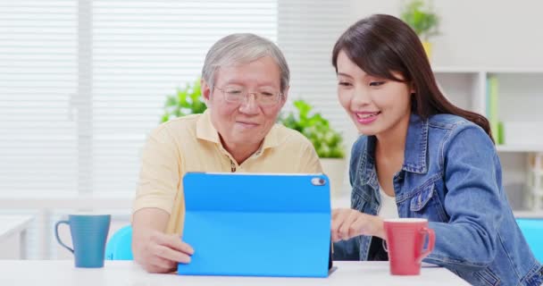 Hija enseñar padre uso tableta — Vídeos de Stock