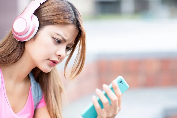 Student listen music with phone — Stock Photo, Image