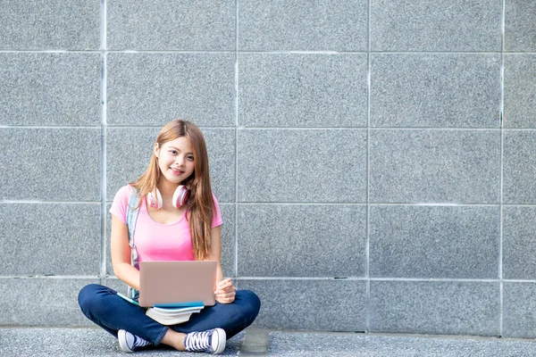 Lo studente usa il computer portatile — Foto Stock