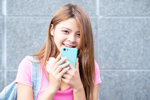 Estudiante utilizar el teléfono inteligente —  Fotos de Stock