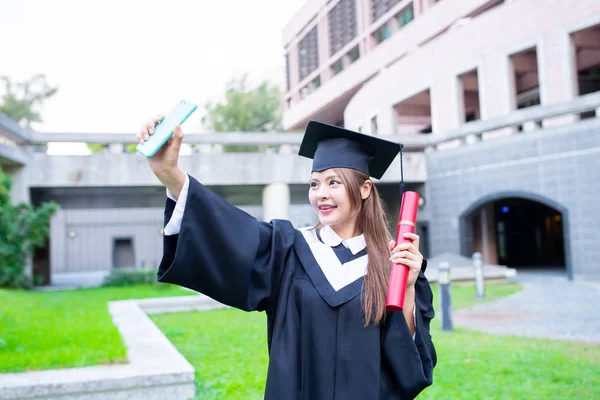 Girl gratuate take selfie happily — Stock Photo, Image