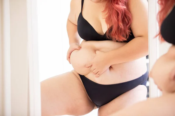 Plus size girl look spiegel — Stockfoto