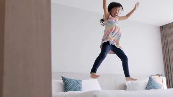 女の子がベッドの上にジャンプ — ストック動画