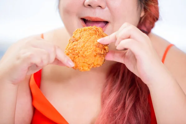 Женщина ест жареную курицу — стоковое фото