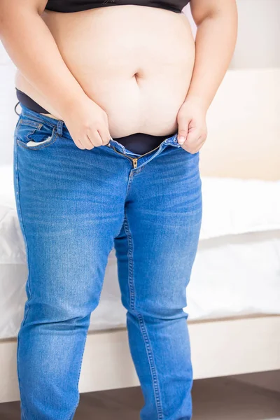 Além de tamanho menina colocar em jeans — Fotografia de Stock