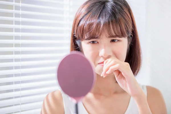 Mujer asiática con piel grasa — Foto de Stock