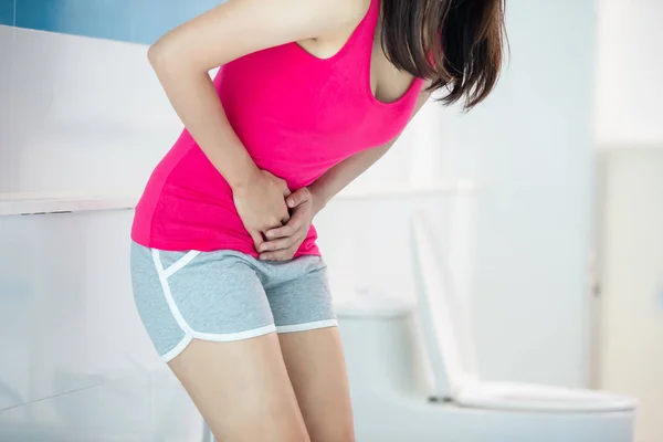 Mujer siente dolor con diarrea — Foto de Stock