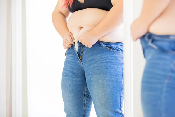 Menina plus size com jeans — Fotografia de Stock