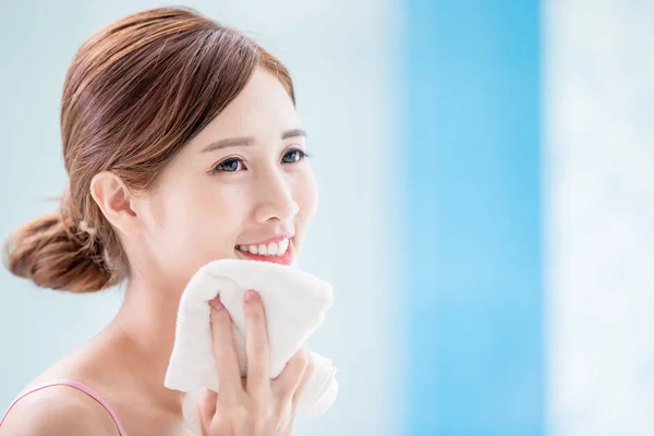 Beauty woman dry her face — Stock Photo, Image