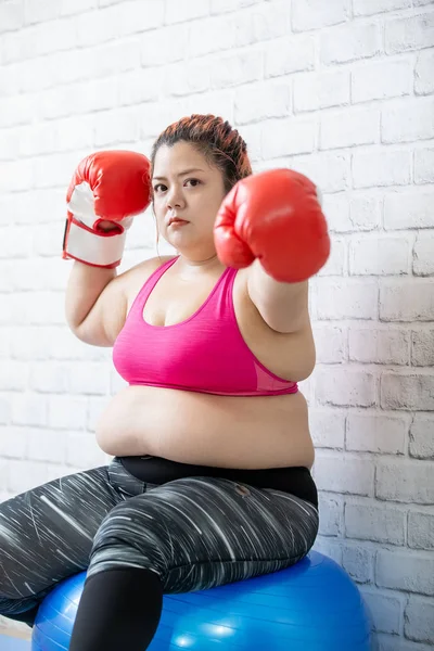 Plus size girl do boxing — Stock Photo, Image