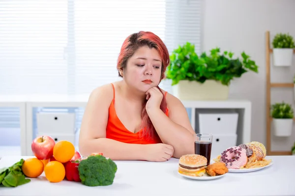 Vrouw denken over gezond voedsel — Stockfoto