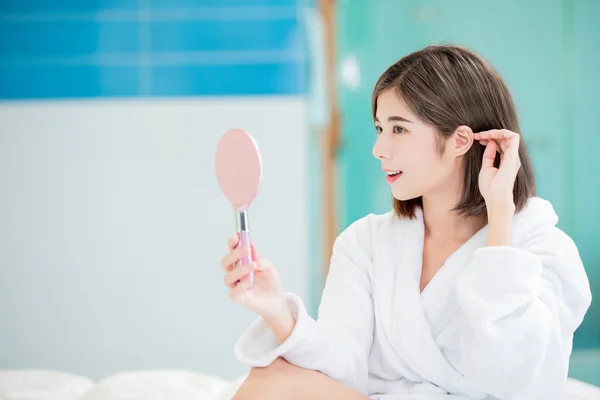 Красота азиатская женщина взять зеркало — стоковое фото