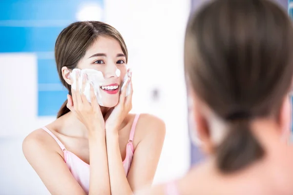 Beauty woman clean her face — Stock Photo, Image