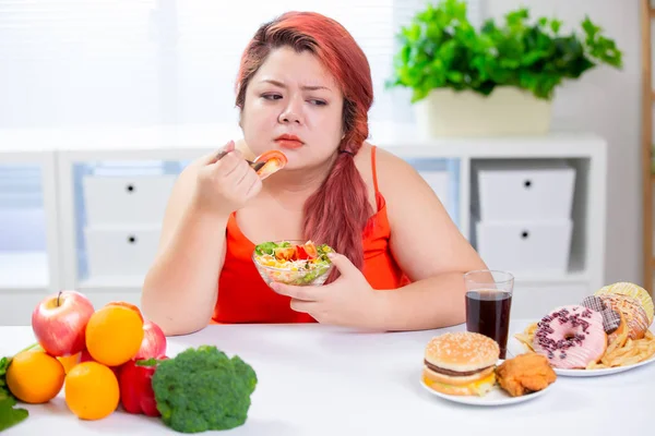 Mulher comer vegetais e chateado — Fotografia de Stock