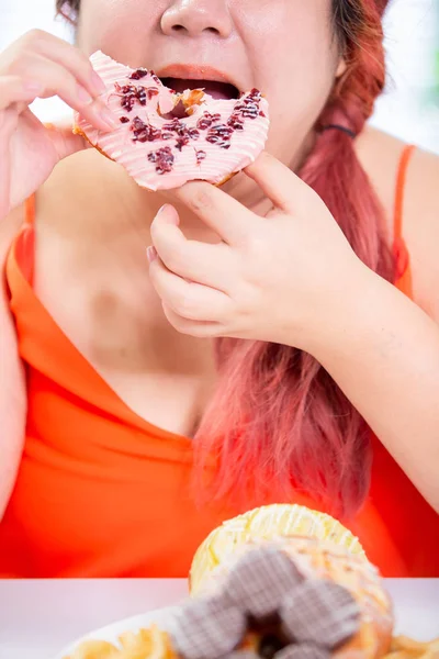 Vrouw donut eten — Stockfoto