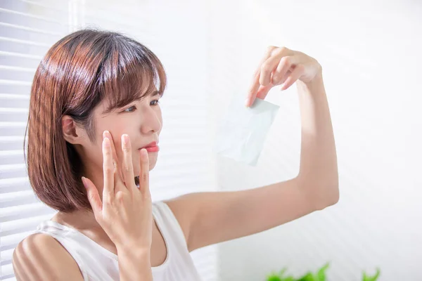 Frau benutzt Ölfleckpapier — Stockfoto