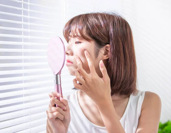 Asiatische Frau mit Akne anfällig — Stockfoto