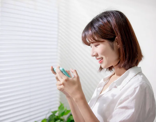 Mladá žena použití chytrý telefon — Stock fotografie