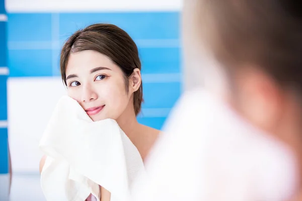 Schoonheid vrouw schoon haar gezicht — Stockfoto