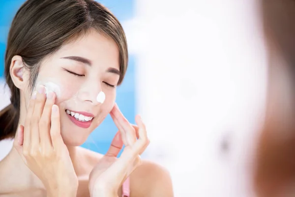 Beauty woman clean her face — Stock Photo, Image