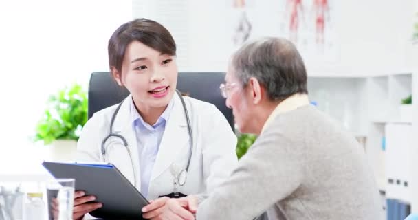 Mujer médico consola anciano paciente — Vídeo de stock
